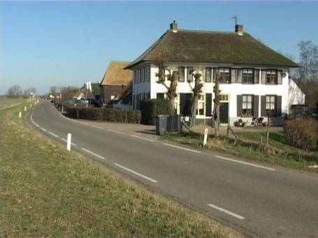 Ooijpolder NL : Deichhäuser am Ooijse Bandijk